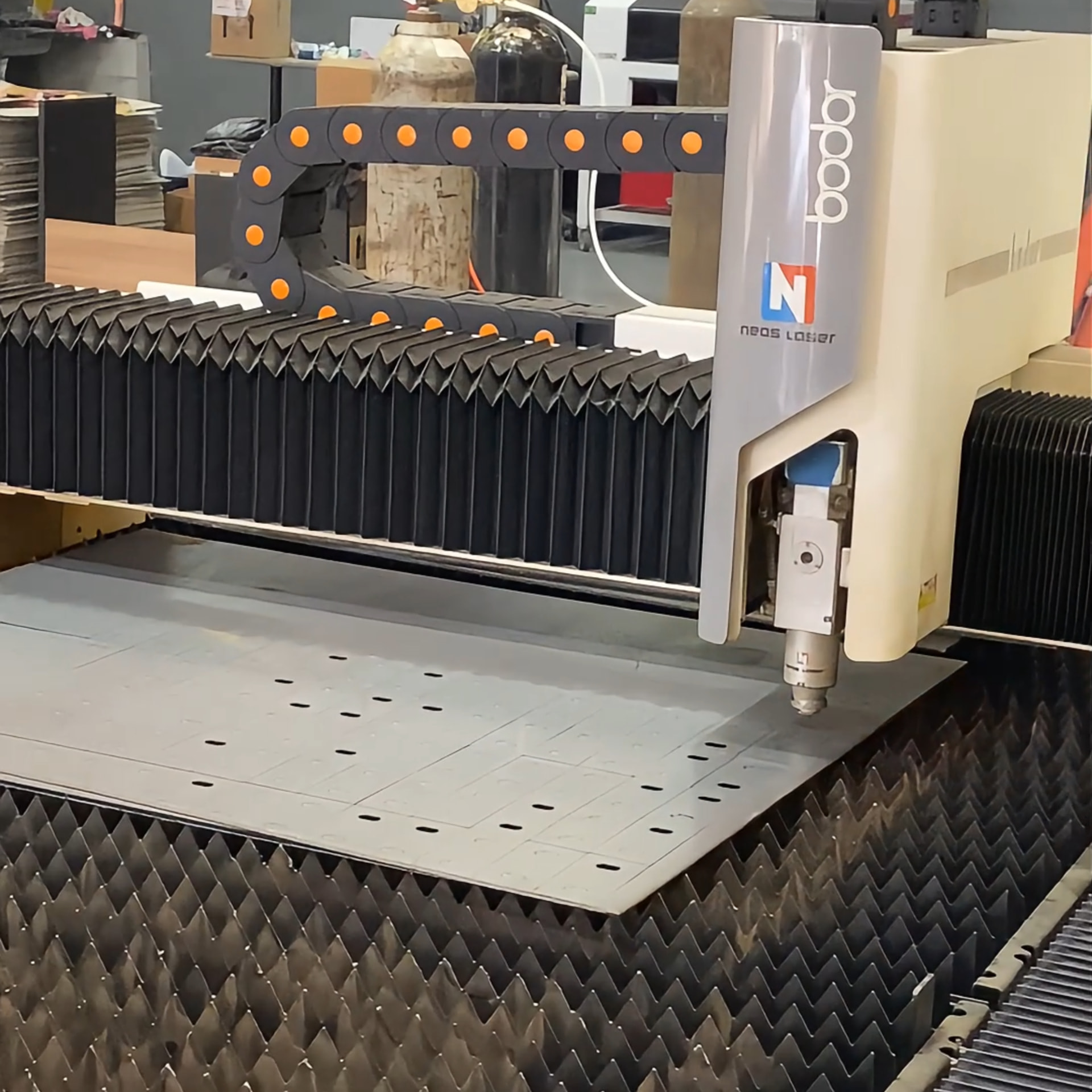 Máquina de corte a laser industrial Neos Laser processando chapa metálica