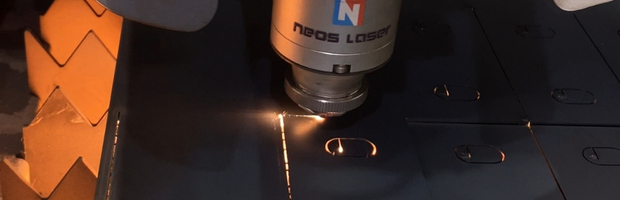Corte e gravação a laser industrial com alta precisão para peças técnicas e personalizadas