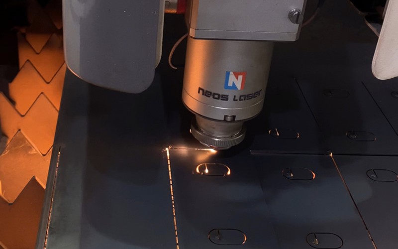 Corte a laser industrial em chapa metálica com alta precisão