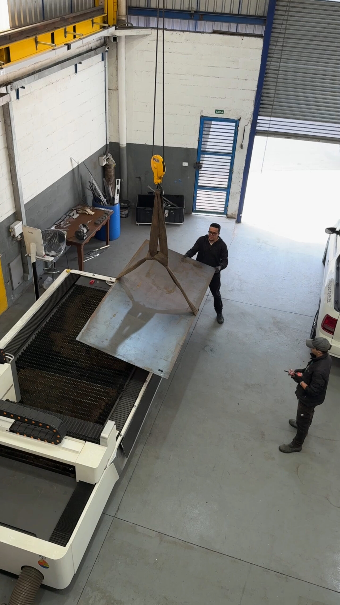 Estrutura industrial da Neos Laser com máquinas de corte a laser de alta precisão