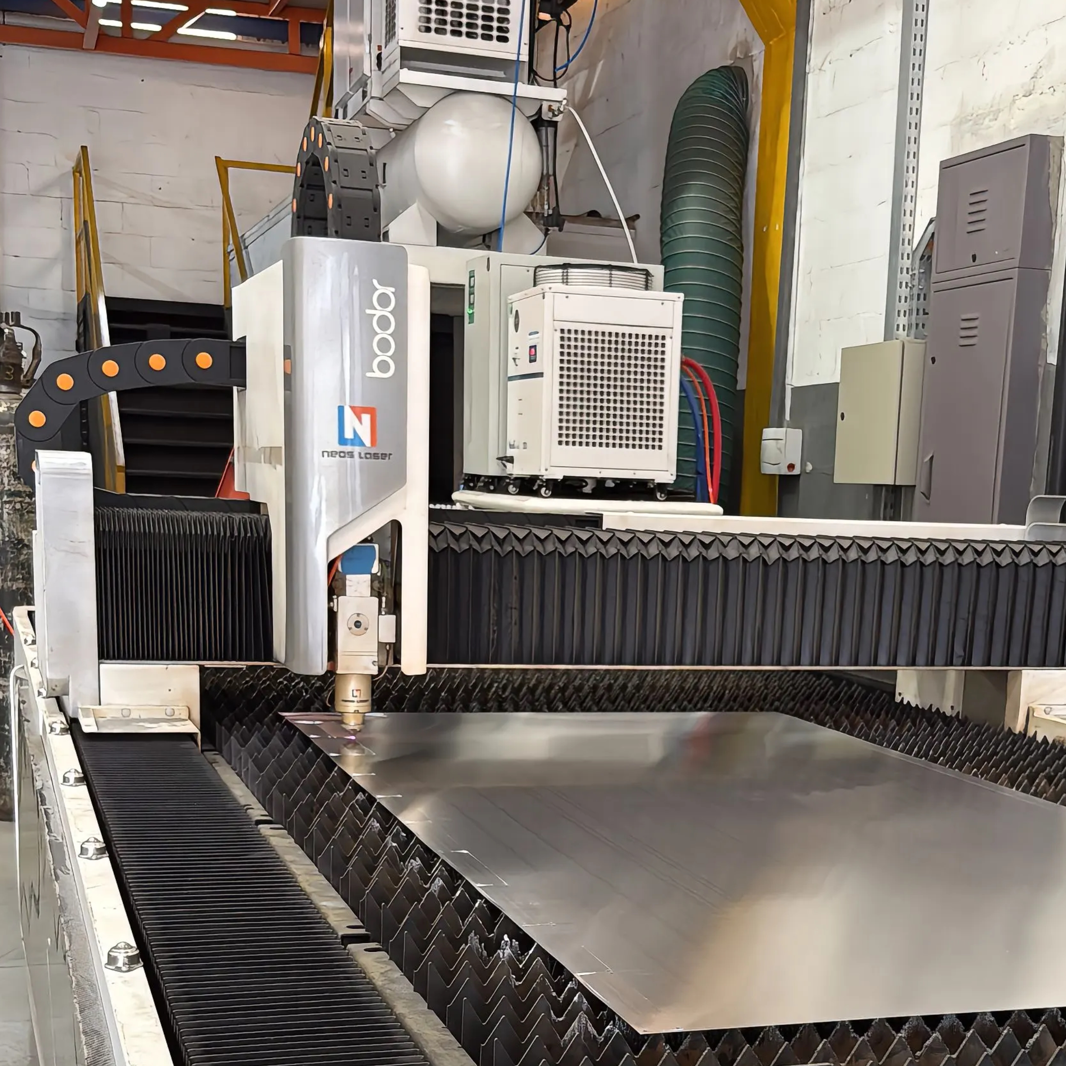 Estrutura industrial de corte a laser em operação