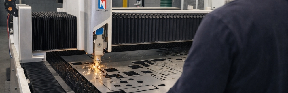 corte a laser para pequenas e médias indústrias em ambiente industrial